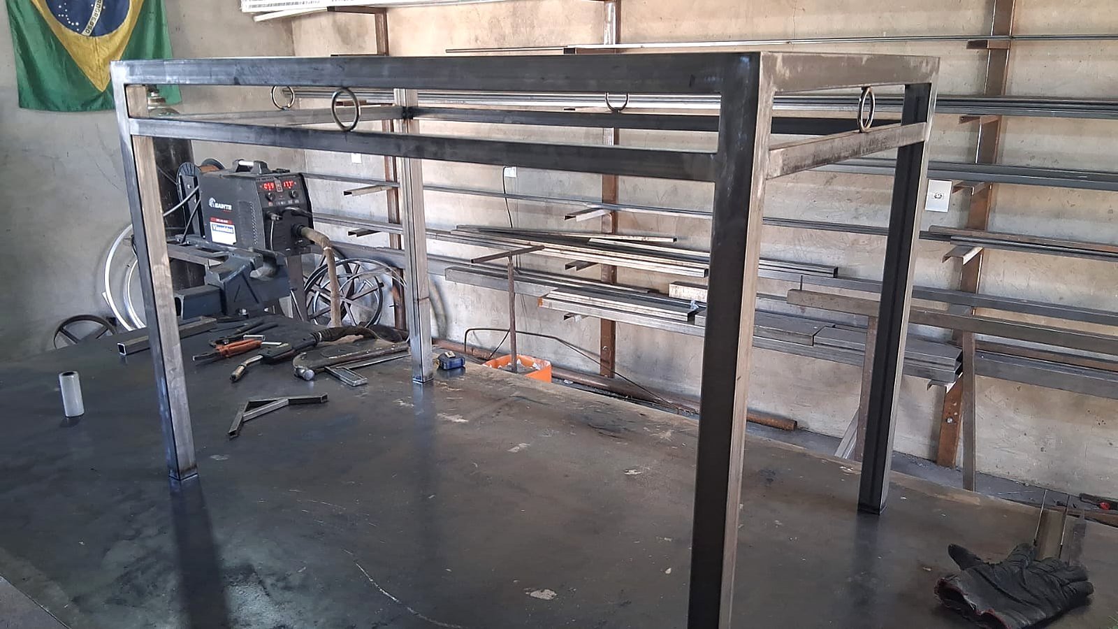 Estrutura em metalon em fabricação na oficina da Infinity Metais