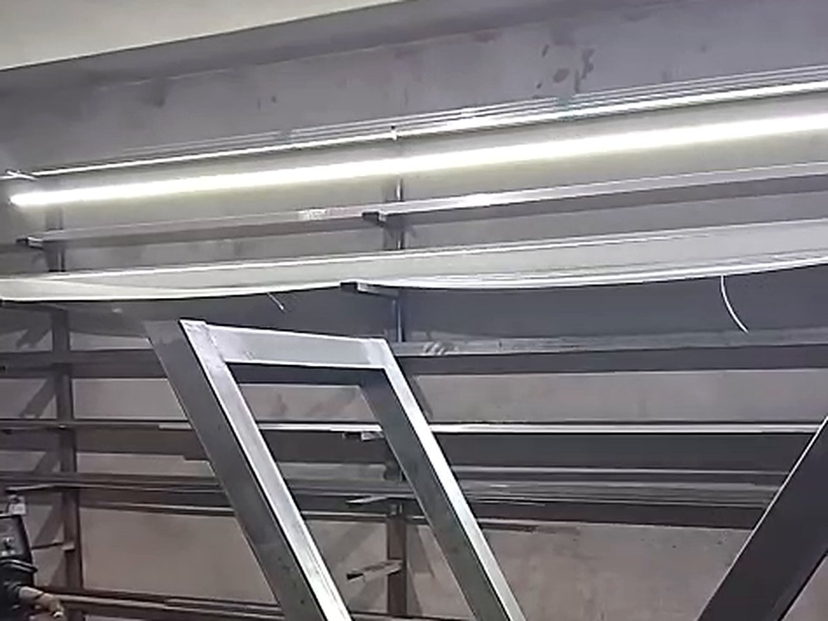 Base metálica em formato V para mesa, fabricada sob medida