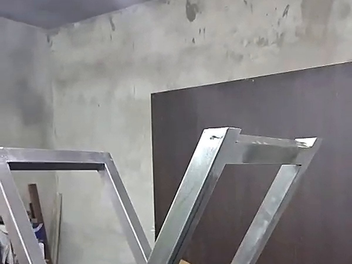 Base metálica em V vista em outro ângulo, com detalhes de solda e acabamento