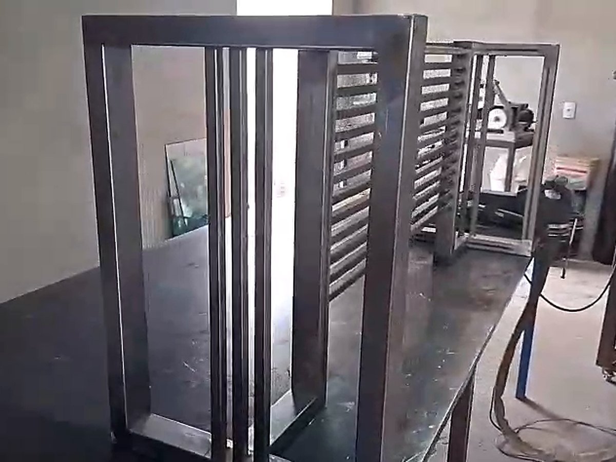 Detalhe da lateral com ripas verticais em metal na montagem da peça